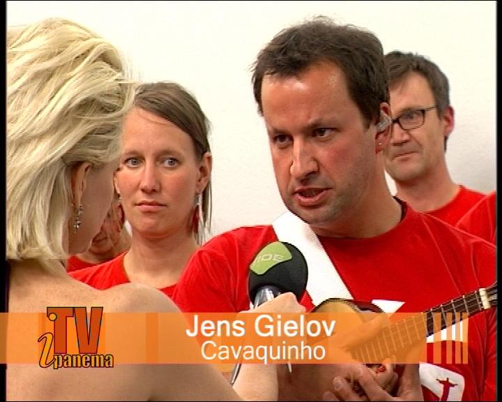Jens Gielov spielt Cavaquinho.jpg - Laut Jens, gibt die Cavaquinho die Melodie für den Samba Enredo